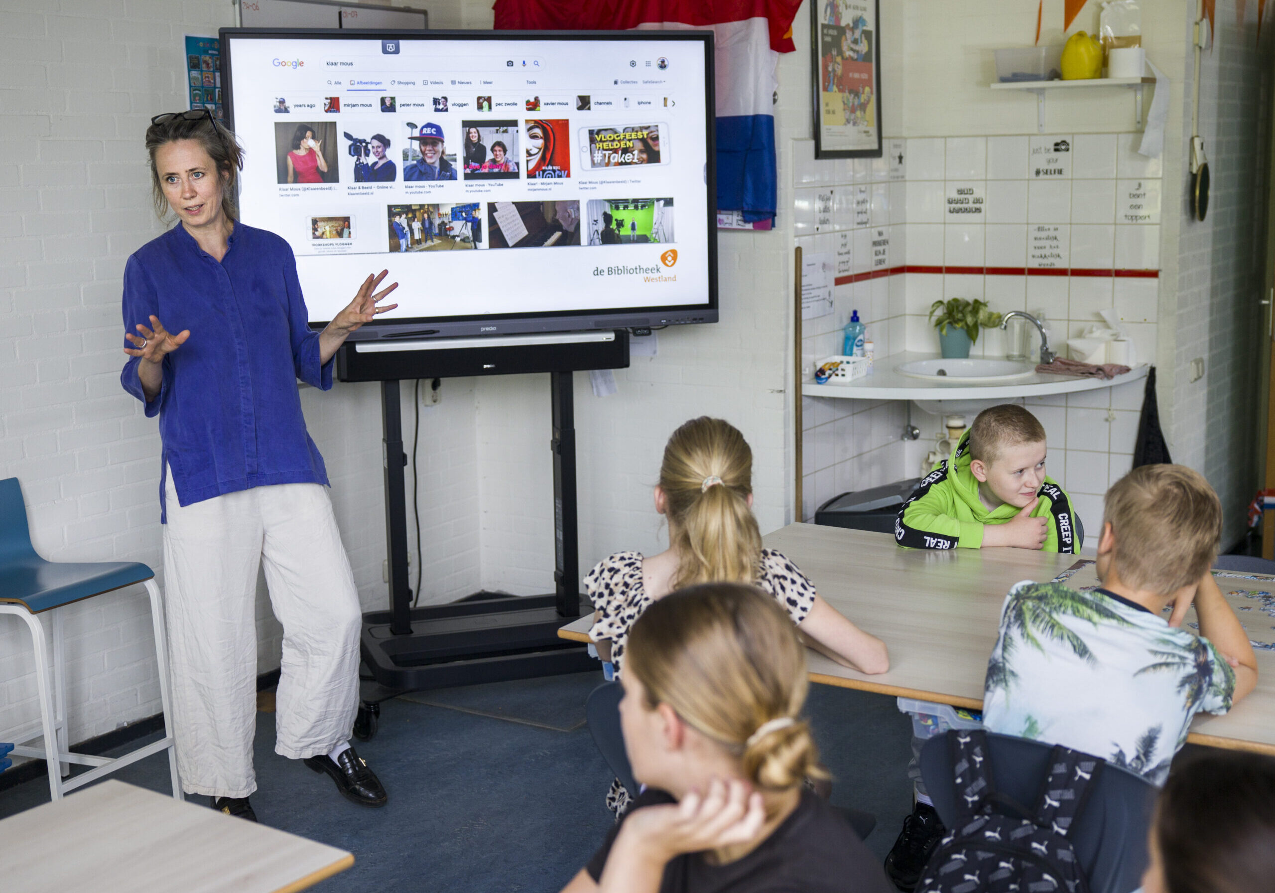 akkidsweek media basisschool Hoeksteen in Honselerdijk. De kinderen uit groep 7 krijgen daar vlogles , media bewustzijn. De gevaren van internet en de regels wat niet en wel te delen via app’s en sociale media.
foto:Arie Kievit